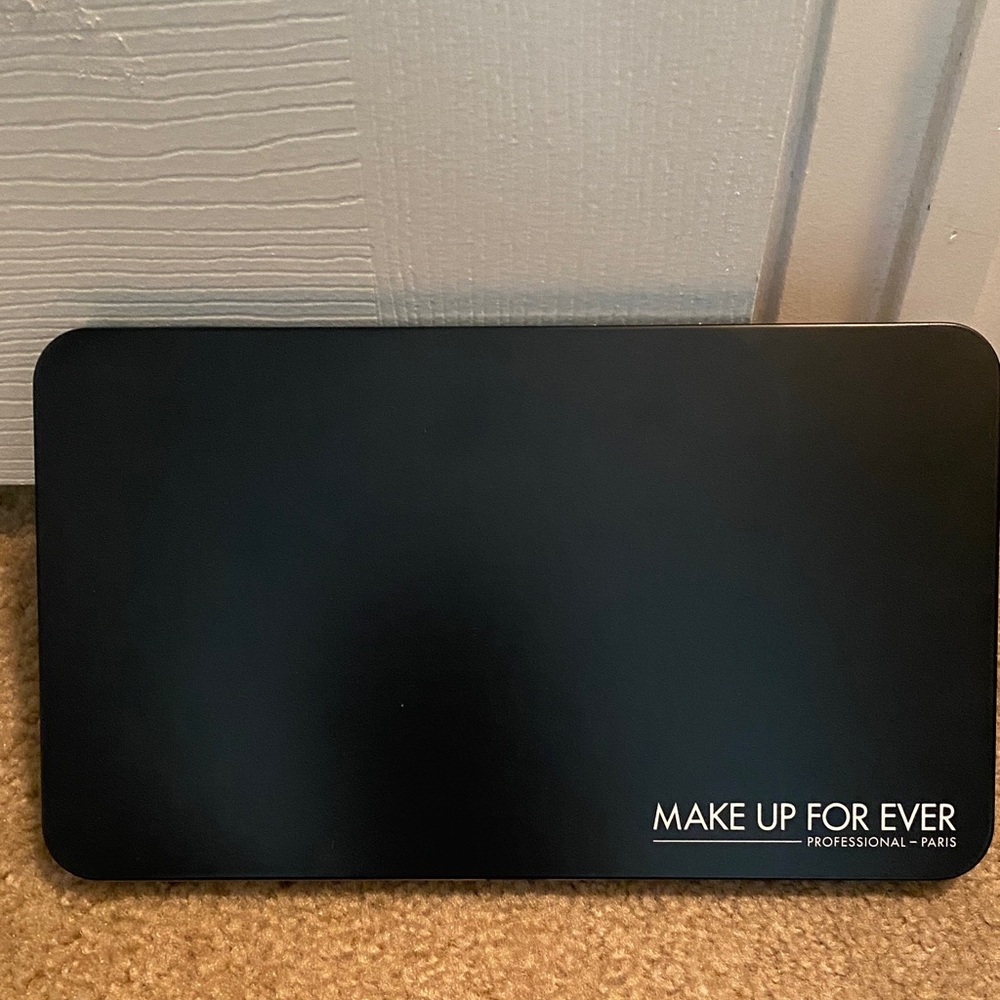 Makeup Forever Professional XL Black Palette
Magnetic